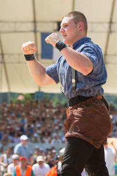 Joel Wicki feiert den Sieg gegen Bruno Gisler nach dem 5. Gang. (Bild: Keystone/Urs Flüeler)