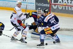 Luganos Tony Martensson, links, vor EVZ-HGoalie Tobias Stephan und Robin Grossmann . (Bild: Keystone/Urs Flüeler)