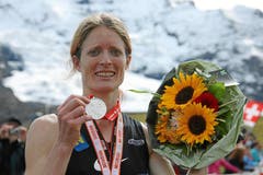 Andrea Mayr läuft als Siegerin des 21. Jungfrau Marathon in einer Zeit von 03:20:20.7 ins Ziel. (Bild: Swiss Image / Remy Steinegger)