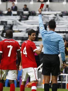 In mancher Situation entschieden sich die Schweizer im falschen Moment für die falsche Aktion - wie beispielsweise Oliver Buff, der auf ungeschickte Weise einen Penalty anpeilte und stattdessen in der 78. Gelb-Rot sah. (Bild: Keystone)