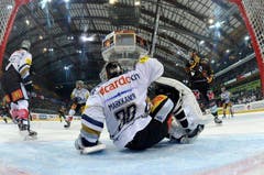EVZ-Torhüter Jussi Markkanen in Rücklage. (Bild: Keystone)