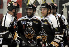Oliver Kamber (Nr. 79) feiert mit seinen Teamkollegen sein Treffer zum 1:0. (Bild: Keystone)