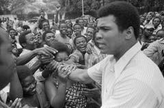 Muhammad Ali 1974 in Kinshasa. Er war für den Kampf gegen George Foreman in Zaire. (Bild: Keystone)