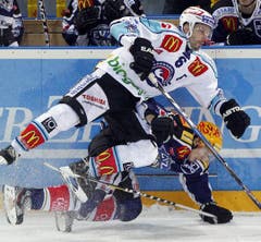 Cyrill Welti (oben) im Duell mit Damien Brunner. (Bild: Keystone)