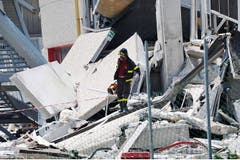Auch in Medolla ist ein Fabrikgebäude eingestürzt . . . (Bild: Keystone / EPA)