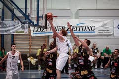 Michael Plüss erzielt einen Treffer. (Bild: Urs Güttinger)