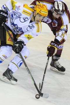 Zugs Reto Suri (vorne) gegen Eliot Antonietti. (Bild: Keystone)
