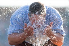 Ein Schwinger kühlt sich am Brunnen ab im 1. Gang am Eidgenössischen Schwing- und Älplerfest (ESAF) Estavayer 2016. (Bild: URS FLUEELER)