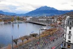 Der Marathon führt über die Seebrücke. (Bild: swiss-image.ch/Photo Andy Mettler)