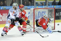 Der Bieler Tom Preissig verteidigt hiter dem Zuger Glen Metropolit vor dem Bieler Tor. (Bild: Keystone)