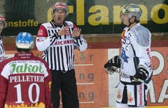 Head-Schiedsrichter Nadir Mandioni diskutiert mit Langnaus Pascal Pelletier (links) und Zugs Patrick Oppliger. (Bild: Keystone)