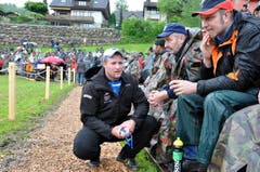 Andreas Ulrich aus Gersau nach einem Kampf im Gespräch mit seinen Fans (Bild: Franz Föhn)