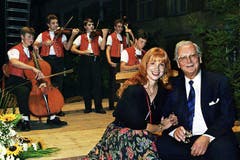 Walter Roderer mit Hauptdarstellerin Ursela Monn, während den Feierlichkeiten zur Open Air Premiere seines Films «Ein Schweizer namens Nötzli», am 30. September 1988 in Appenzell. (Bild: Keystone / Str)