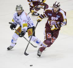 Zugs Josh Holden (links) gegen Genfs Goran Bezina. (Bild: Keystone)