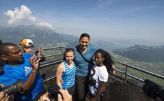 Die Stabhochspringerinnen Nicole Buechler (Schweiz) , links, und Yarisley Silva aus Cuba aus den USA freuen sich mit Kugelstösserin Valerie Adams (Neuseeland), Mitte, auf der Cabriobahn des Stanserhorns vor der Medienkonferenz von Spitzenleichtathletik Luzern über die Aussicht. (Bild: Keystone)
