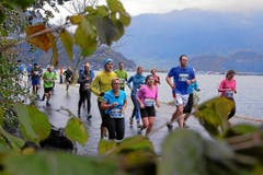 Die Läufer und Läuferinnen laufen am See entlang. (Bild: swiss-image.ch/Photo Andy Mettler)