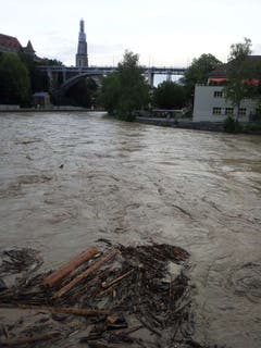 Die Aare – eine braune Masse. (Bild: Jonas Schärer)
