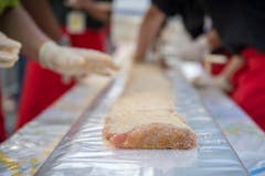 Weltrekordversuch, mit dem Ziel eines Eintrags im Guinessbuch der Rekorde: In Altstätten wird das längste Cordon bleu gemacht (Bild: Urs Bucher)