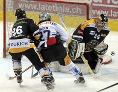 Lugano-Torhüter Daniel Manzato pariert einen Schuss von Josh Holden, Florian Blatter (links) stört erfolgreich. (Bild: Keystone)