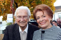 Walter Roderer mit Lys Assia am Abschiedsfest des Landessenders Beromünster in Gunzwil 2008. (Bild: Archiv Neue LZ)