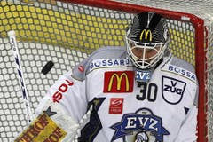 EVZ-Torhüter Jussi Markkannen fixiert die heranfliegende Scheibe. (Bild: Keystone)