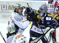 Ambri-Torhüter Nolan Schaefer im Privatduell mit Björn Christen. (Bild: Keystone)