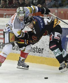Zugs Björn Christen (links) gegen Philippe Furrer. (Bild: Keystone)