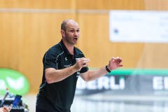 Kriens-Trainer Heiko Grimm mit Anweisungen. (Bild: photo:roger gruetter)