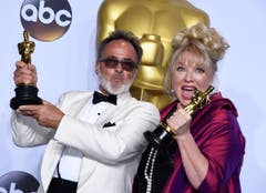 "Mad Max: Fury Road" gewann in mehreren Kategorien, u. a. im Produktionsdesign. Colin Gibson and Lisa Thompson nahmen hierfür ihre goldenen Trophäen entgegen. (Bild: Keystone/EPA/Paul Buck)