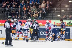Eine Schlägerei sorgte für eine längere Unterbrechung des Spiels. (Bild: Alexandra Wey/Keystone)