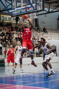 Rhamel Brown erzielt für Swiss Central Basket einen Punkt. (Bild: Manuela Jans- Koch)