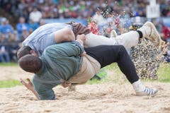 Rene Suppiger (oben) bodigt im ersten Gang Martin Grab nach wenigen Sekunden. (Bild: KEYSTONE/Urs Flueeler)