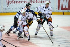 Zugs Dario Bürgler (mitte) hat es schwer gegen Luganos Alessandro Chiesa (links) und Tony Martensson (Bild: Keystone / Alexandra Wey)