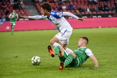 Marco Aratore stellt sich mit einer Grätsche Lucas Andersen in den Weg. (Bild: Freshfocus)