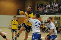 Altdorfs Kreisläufer Yannick Drollinger hatte Mühe sich durchzusetzen. (Bild: Urs Hanhart / UZ)