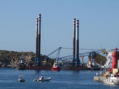 Die Plattform «Micoperi 61» soll den Luxusliner bergen. (Bild: Keystone / EPA)