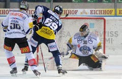 Der Zuger Timo Helbling (links) versucht Ambris Roman Botta (Mitte) erfolglos am Fuehrungstreffer zum 1:0 gegen Goalie Jussi Markkanen (rechts) zu hindern. (Bild: Keystone)