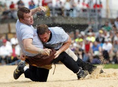 Im Schlussgang bodigt Philipp Laimbacher (rechts) Christian Schuler. (Bild: Urs Flüeler / Keystone)