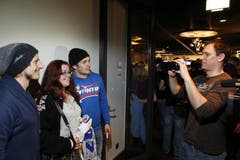 Sven Lindemann, Fan Désirée Wiesendanger und Corsin Casutt. Am Fotoapparat: Björn Christen. (Bild: Stefan Kaiser / Neue ZZ)