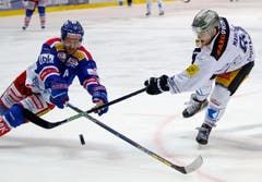 Zugs Marc Marchon (rechts) gegen Klotens Patrick von Gunten. (Bild: Keystone / Patrick B. Krämer)