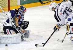 Hnat Domenichelli, rechts, von Lugano im Spiel gegen Torhüter Sandro Zurkirchen, (Bild: Keystone)