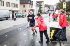 Die Läuferinnen und Läufer sind unterwegs (Bild: Manuela Jans-Koch/LZ)