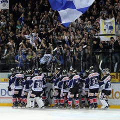 Die EVZ-Spieler feiern mit ihren Fans den Halbfinaleinzug in den Playoffs. (Bild: Keystone)