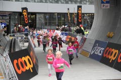 Die kleinen Sportlerinnen und Sportler wetteifern um den Sieg. Bilder von vielleicht ersten Wettkampffieber des Lebens. (Bild: Claude Hagen/LZ)