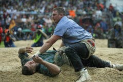Philipp Laimbacher (rechts) bodigt im Schlussgang Martin Grab. (Bild: Urs Flüeler / Keystone)