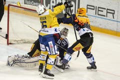 Gerangel vor dem Zuger Tor: Reto Suri (rechts) und Torhüter Tobias Stephan vom EV Zug gegen Dino Wieser vom HC Davos. (Bild: Keystone / Alexandra Wey)