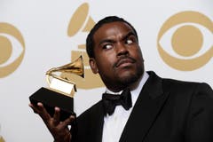 Rodney Jerkins hält den Record of the Year-Award. (Bild: Keystone)