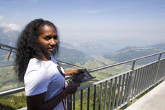 Stabhochspringerin Yarisley Silva aus Cuba geniesst die Aussicht vom Stanserhorn. (Bild: Keystone)