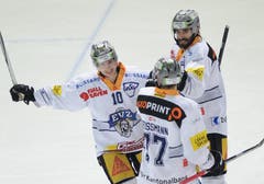 Die Zuger Tim Ramholt, (rechts), Dominic Lammer, (links) und Robin Grossmann feiern einen Treffer. (Bild: Keystone/Ti-Press/Samuel Golay)