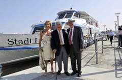 Walter Roderer mit Silvia und Christoph Blocher vor dem Greifensee-Motorschiff «Stadt Uster'». (Bild: Archiv Neue LZ)